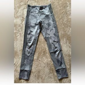 Athleta All In Camo 7/8 Tight, Cobblestone Grey Heather‎ Camouflage Size XSmall